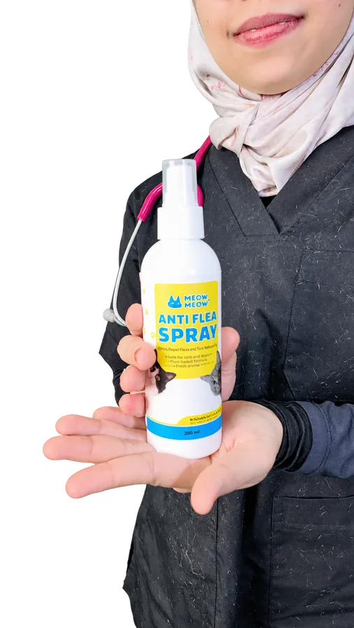 Botol M&M Anti Flea Spray 200 ml dipegang oleh doktor veterinar